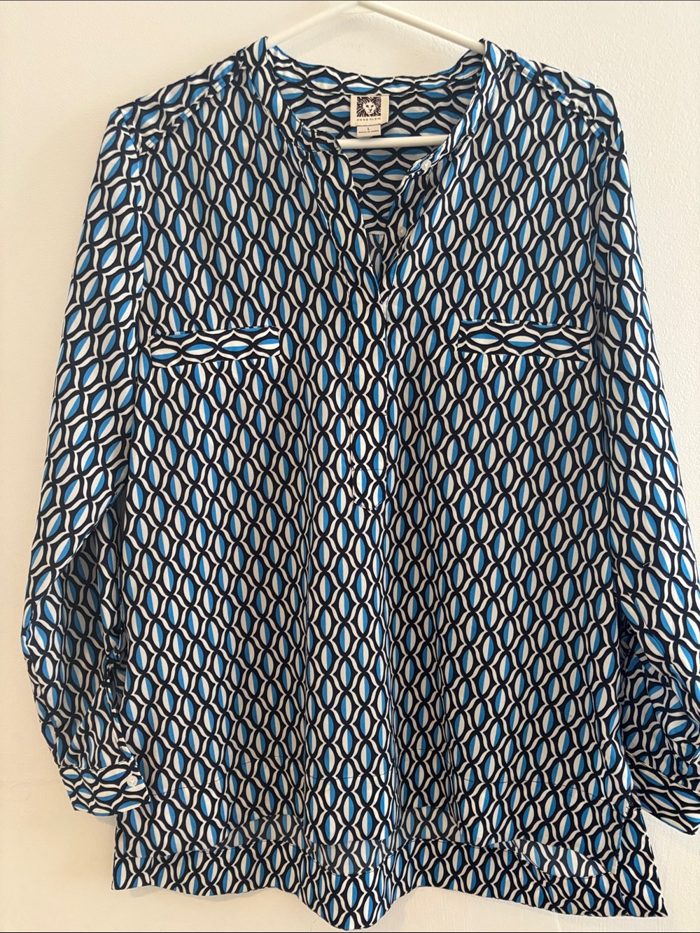 3for $15😍 Anne Klein Blue and White Geometric Print Blouse